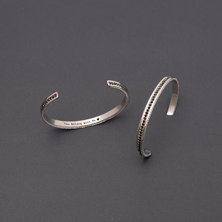 Bracelet manchette gravé personnalisé avec pierres précieuses pavées
