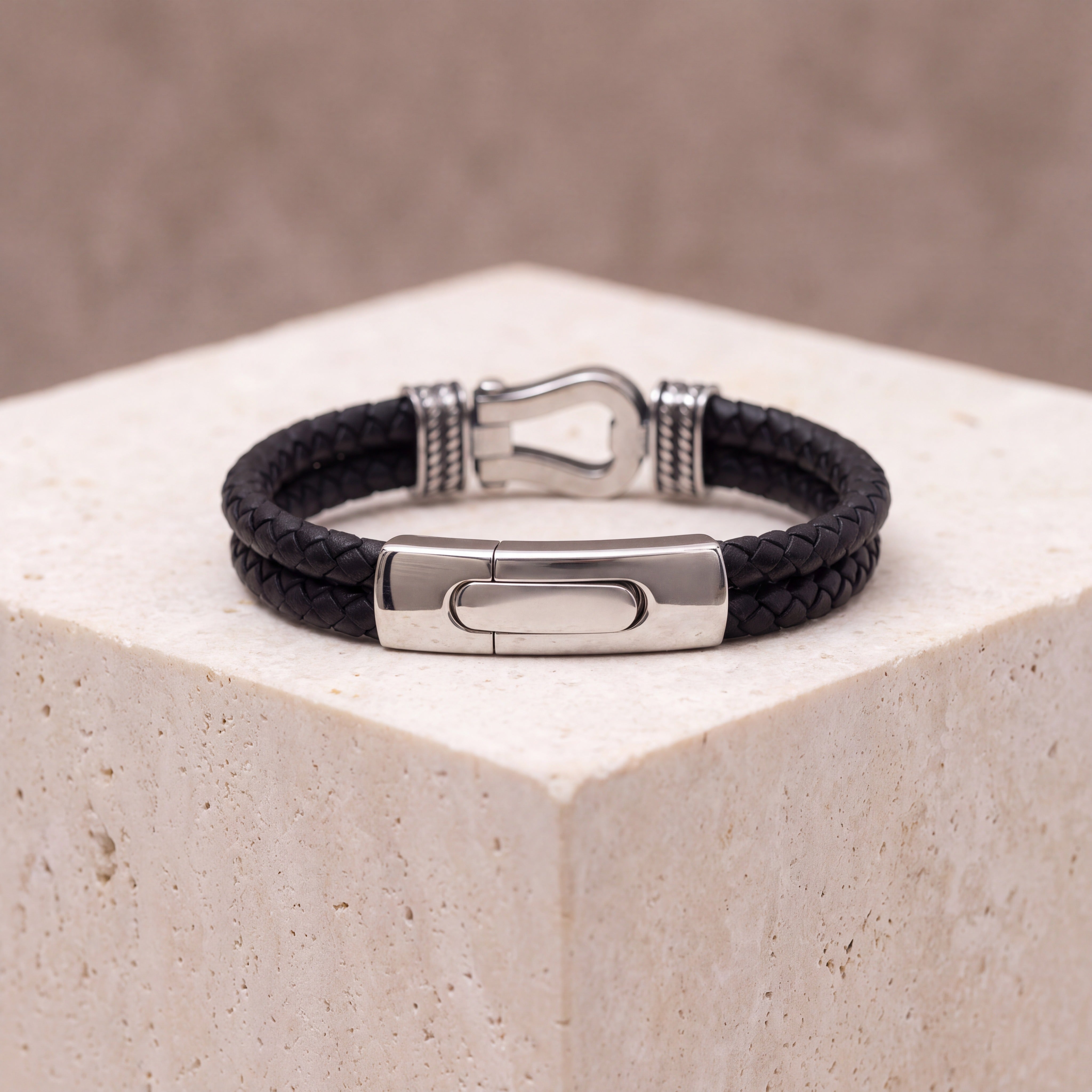 Pulsera de cuero negro con nudo infinito para hombres