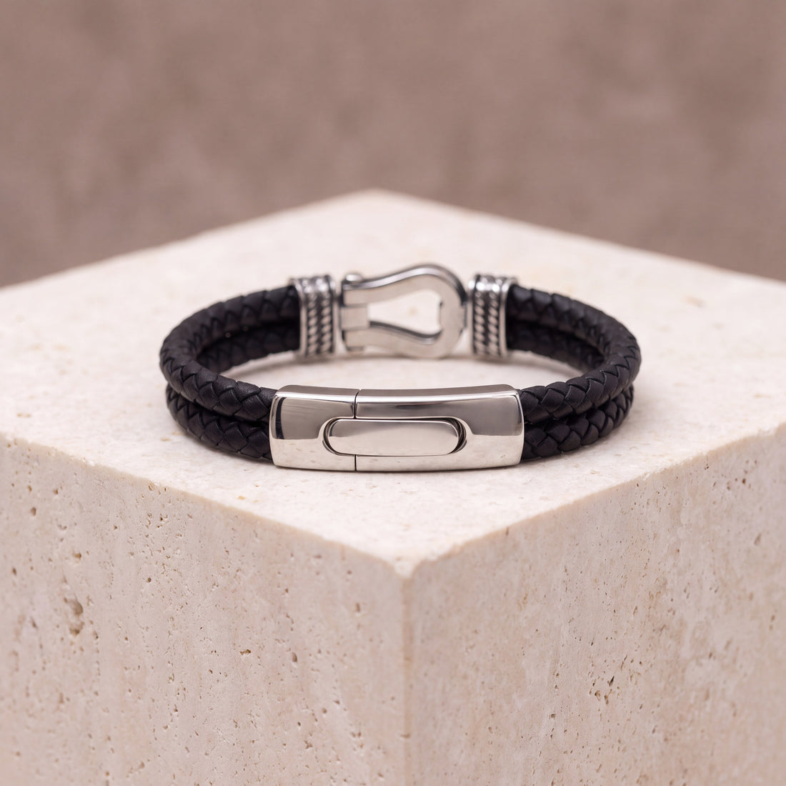 Pulsera de cuero negro con nudo infinito para hombres