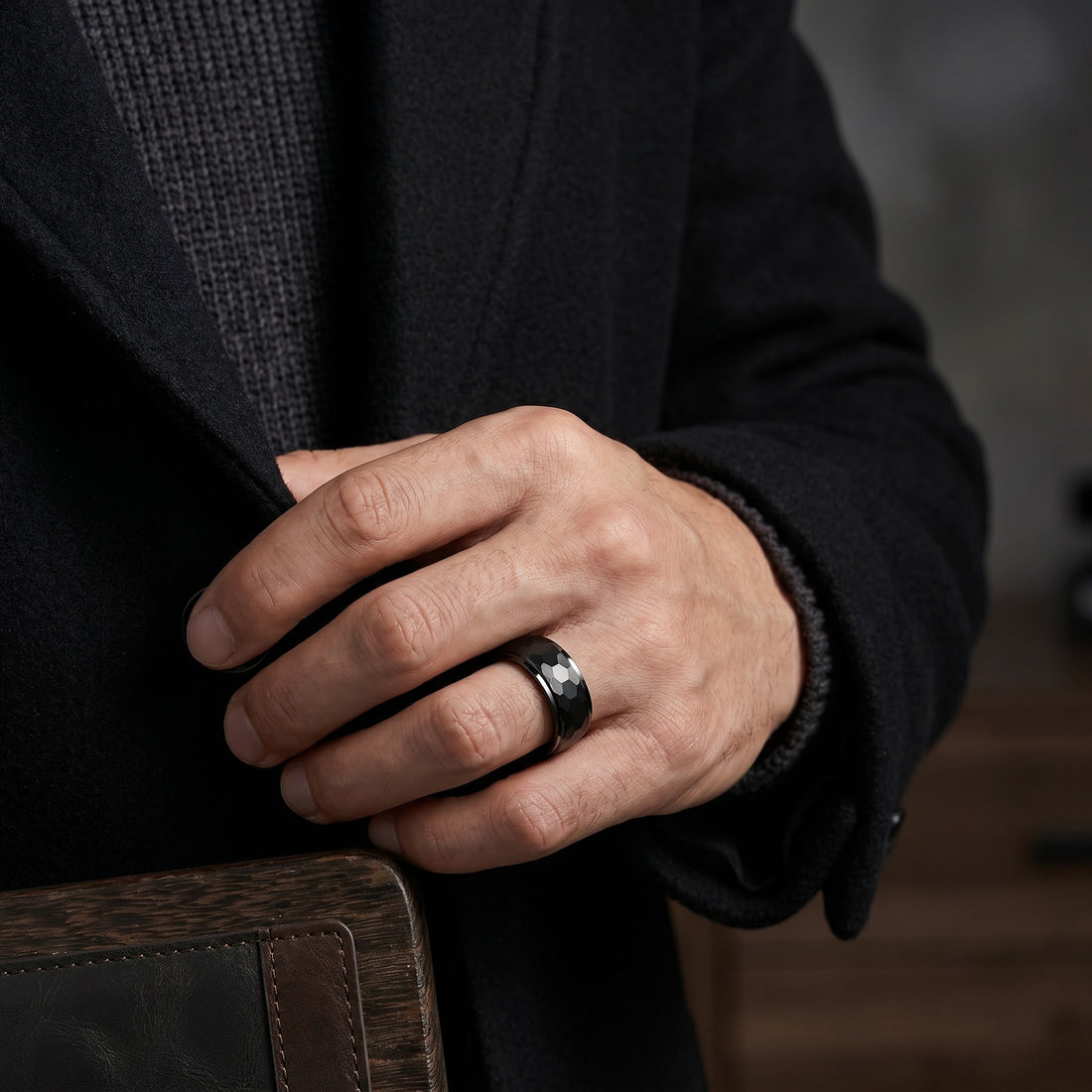 Alliance noire pour homme avec gravure personnalisée