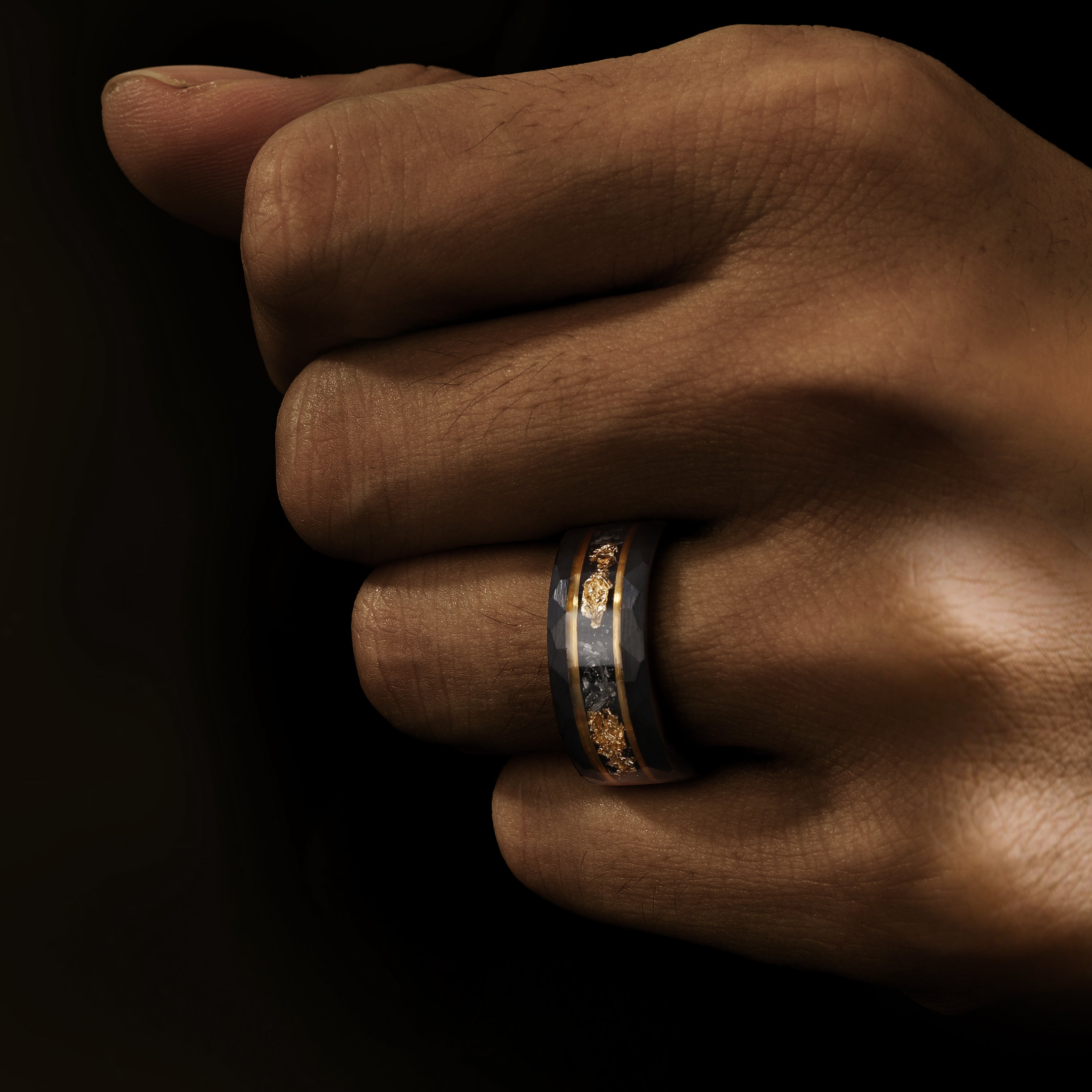 Gouden en meteoriet inleg ring voor mannen – trouwring met aangepaste gravure