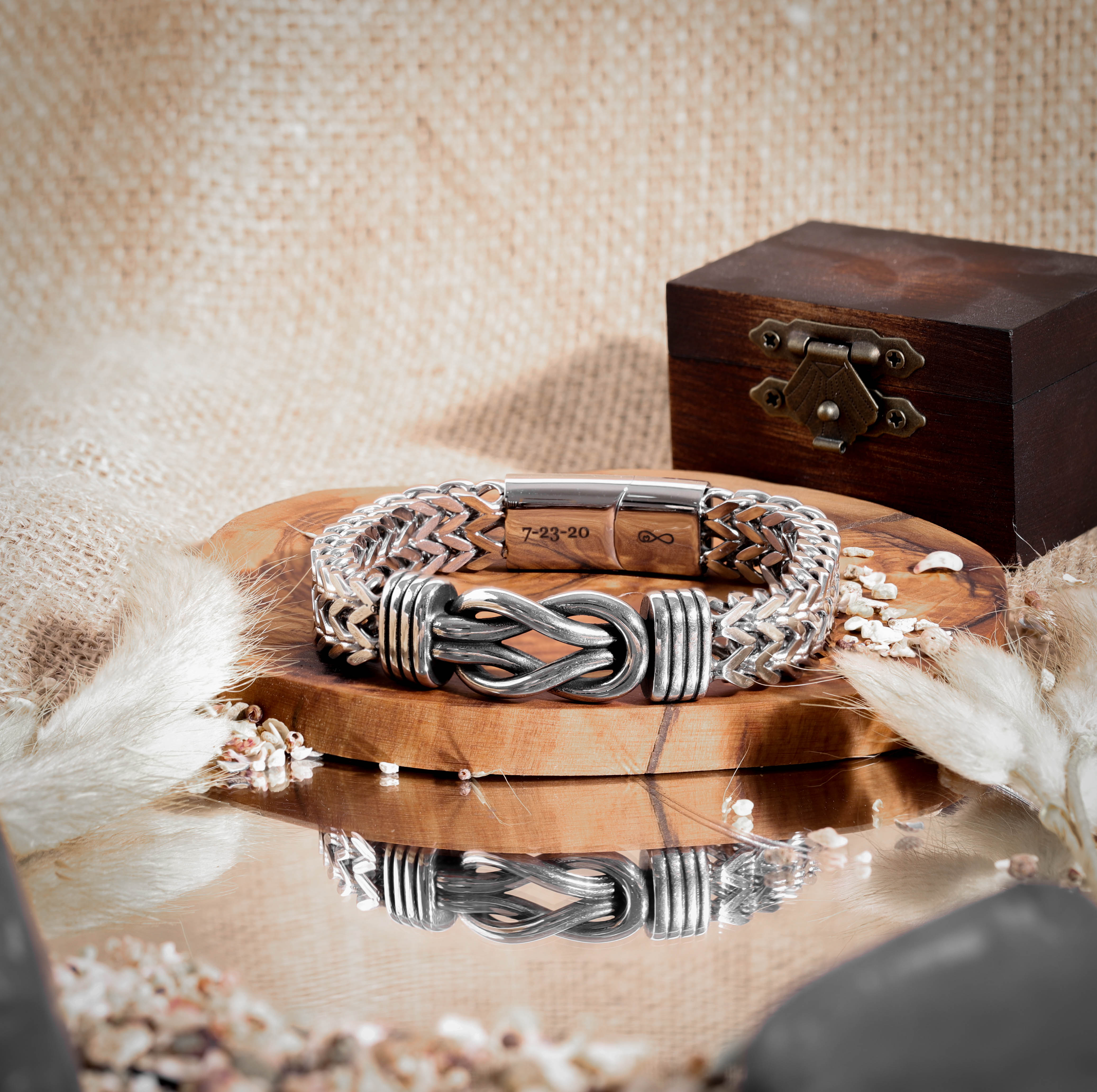Engraved men's bracelet in stainless steel featuring a symbolic knot design