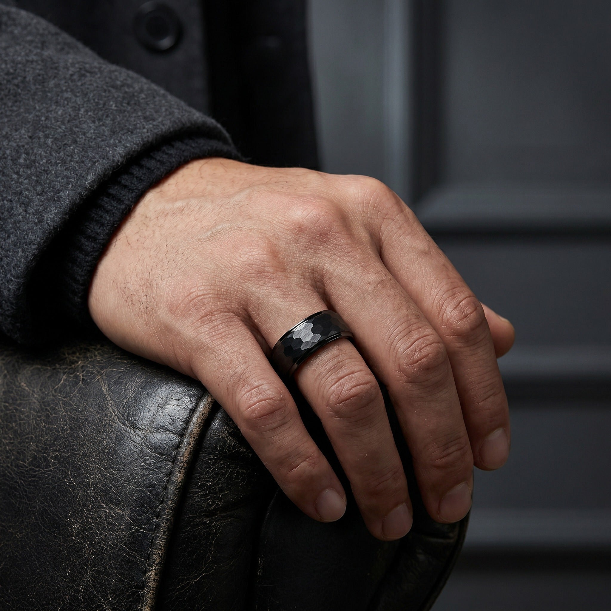 Alliance noire pour homme avec gravure personnalisée