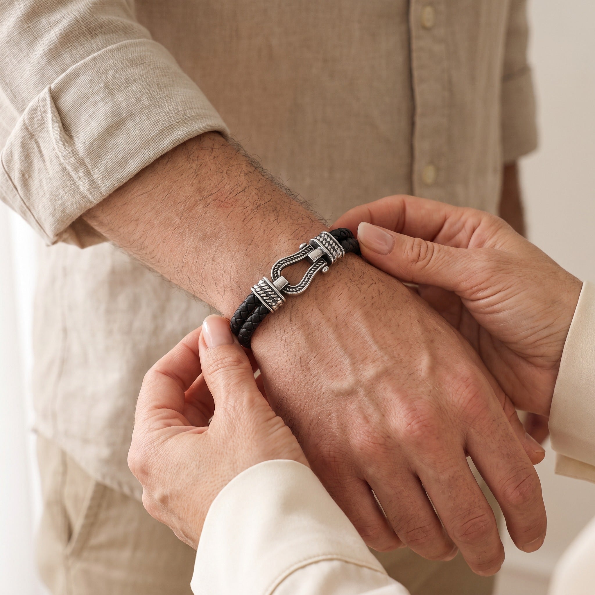 Pulsera de cuero negro con nudo infinito para hombres